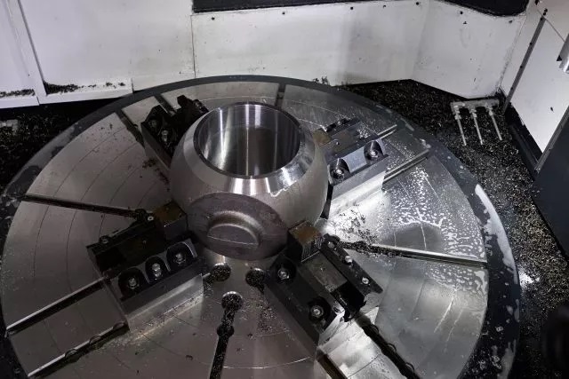 патрон карусельного станка с обрабатываемой деталью