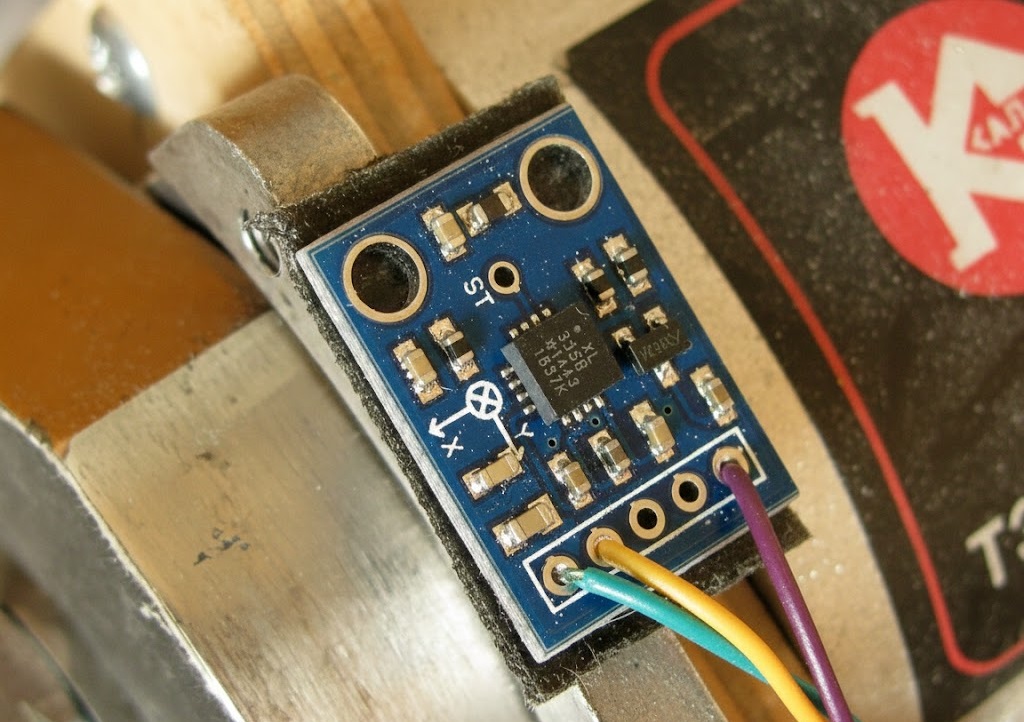 датчик вибраций, используемый для получения данных нейросетью