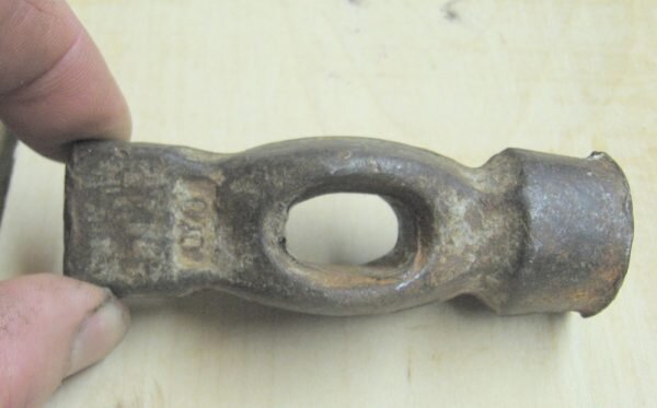 головка молотка, обильно покрытая налетом