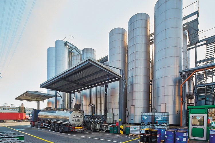 один из заводов Castrol в Великобритании