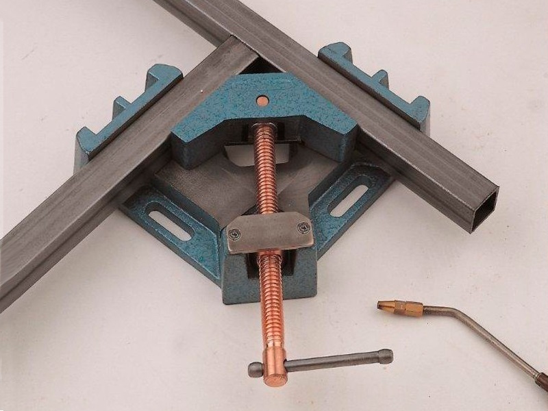 сборка металлоконструкций с помощью угловой струбцины для сварочных работ