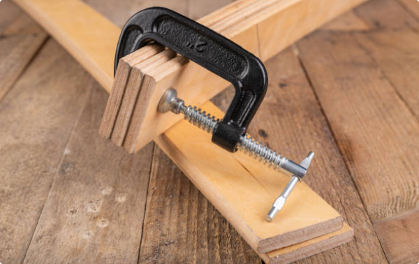 склеивание нескольких ламелей посредством струбцины