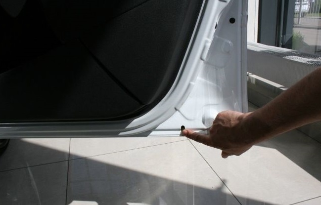 технологическое отверстие в двери автомобиля для вентиляции и слива конденсата