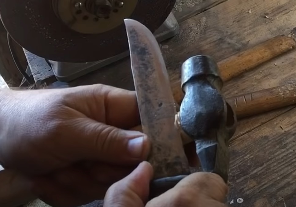 удаление излишек древесины ножом по дереву