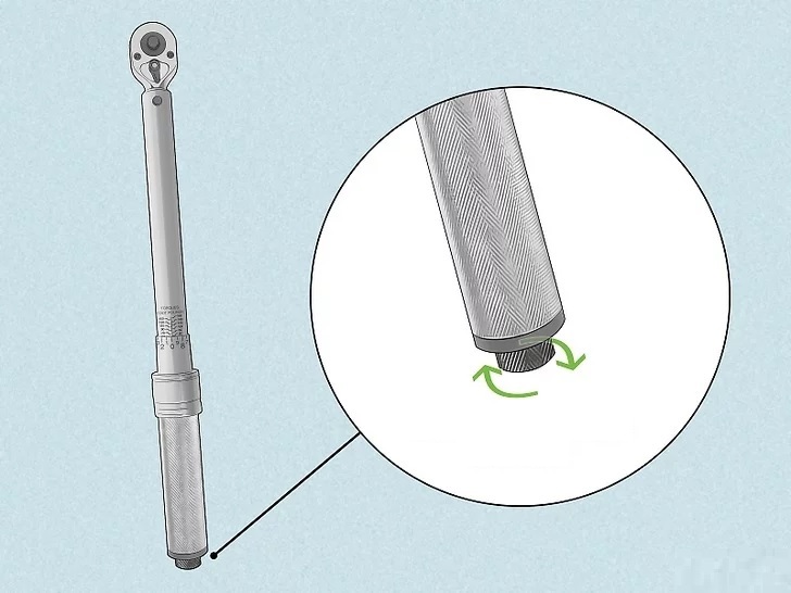 ослабьте фиксатор в нижней части ключа