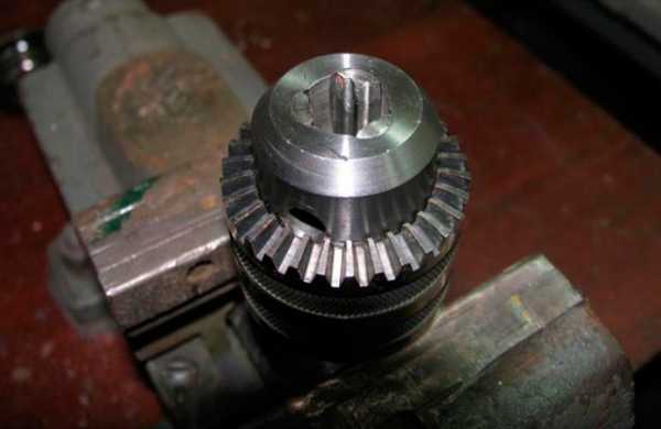 Патрон установленный на губки тисков для разборки