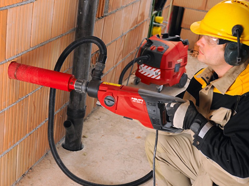 Мокрое сверление алмазной коронкой с применением специального насосного оборудования