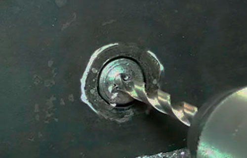 Высверливание сломанного болта