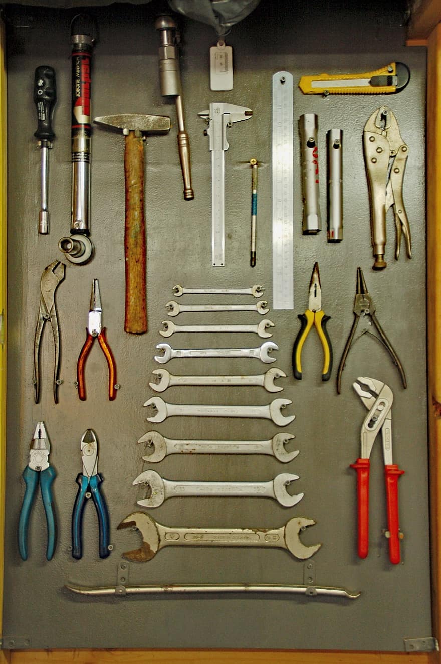 Удержание инструментов при помощи шурупов и гвоздей