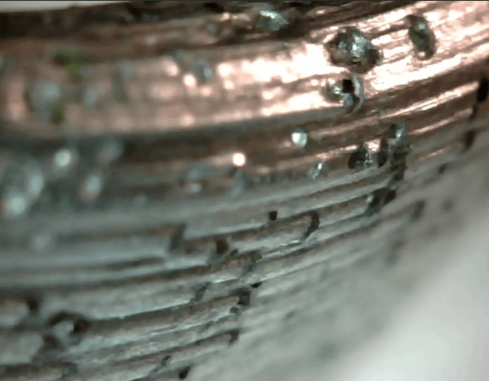 Технические алмазы на поверхности коронки