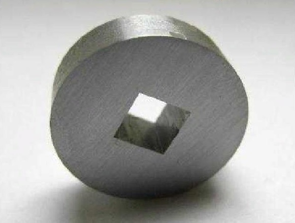 01_Квадратное отверстие в металлической заготовке.jpg