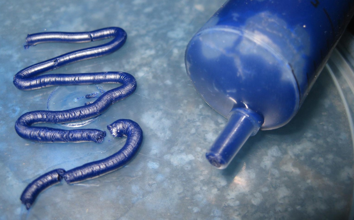 нанесение краски для шабрения на рабочую поверхность.jpg