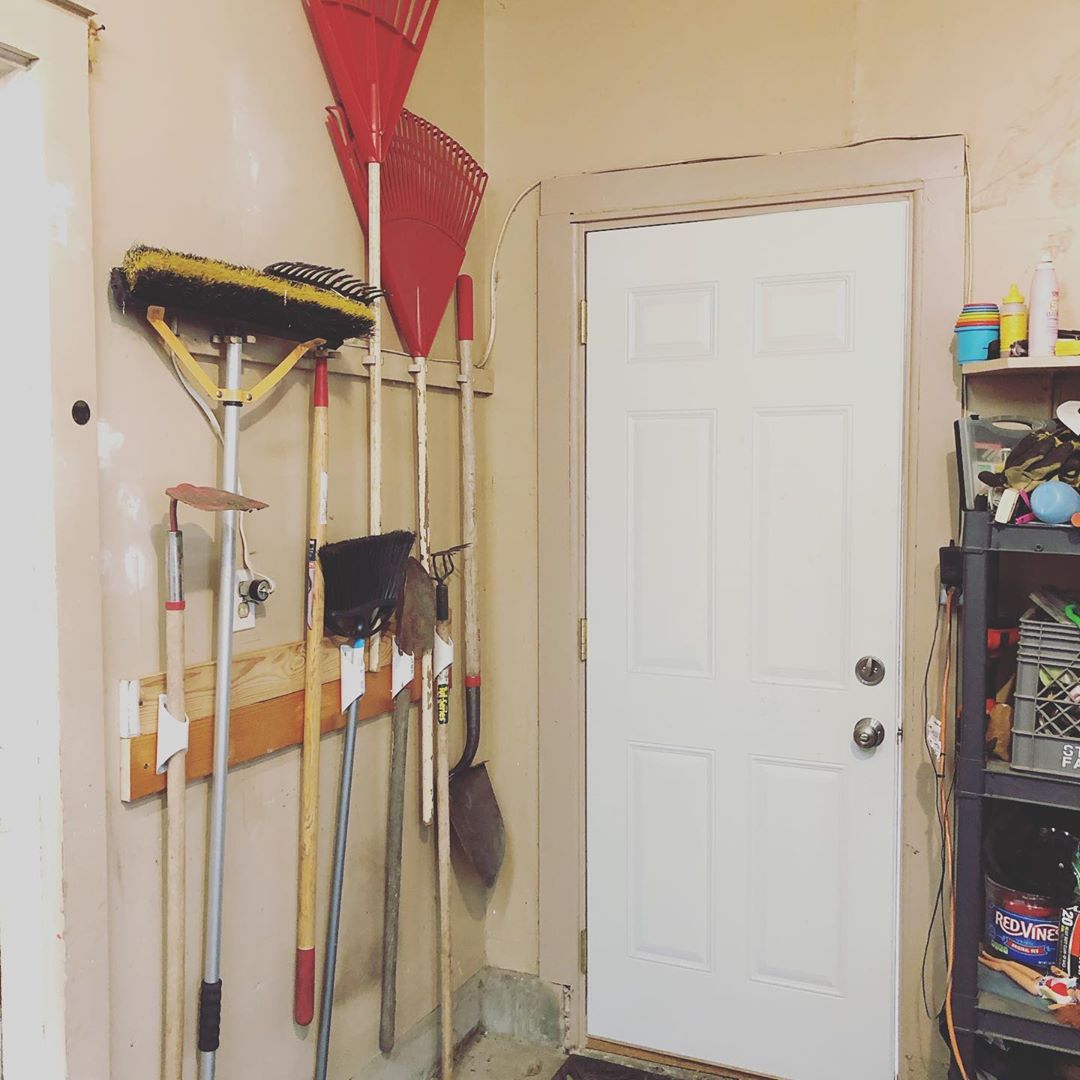 Держатели для полипропиленовых труб фиксируют садовый инвентарь