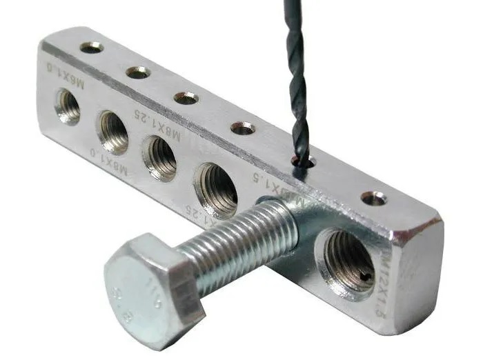 металлический кондуктор для работы с резьбовыми элементами