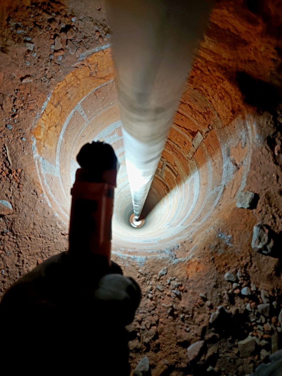 Прокладка труб через отверстие полученное алмазным сверлением