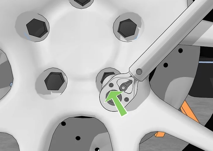 установите насадку ключа поверх крепежа