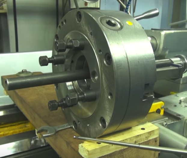 Установка токарного патрона