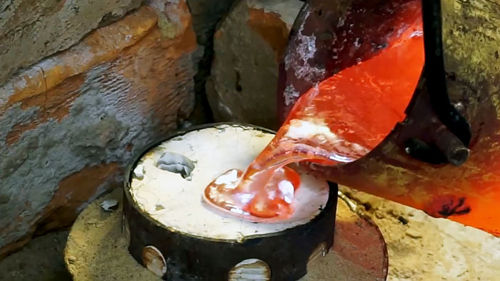 Заливка расплавленного металла в форму