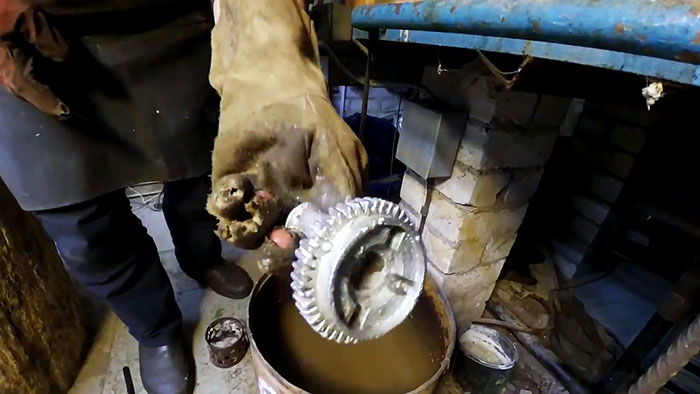 Извлечение отлитой заготовки