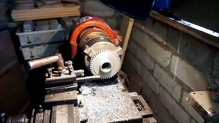 Обработка заготовки на станке