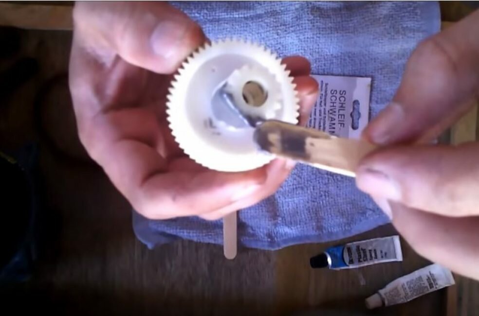 Нанесение двухкомпонентного клея на поврежденную поверхность шестерни