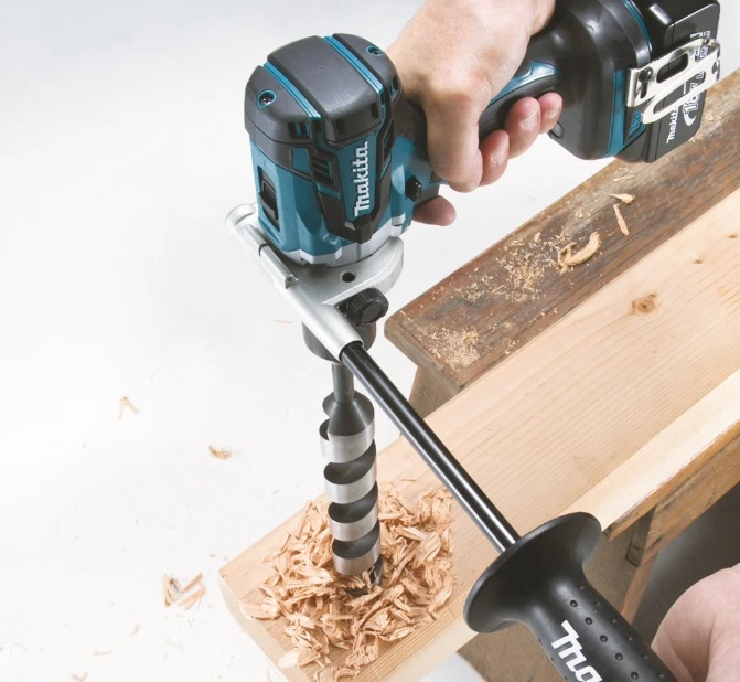 Сверление отверстий в деревянной заготовке с использованием дополнительной рукояти