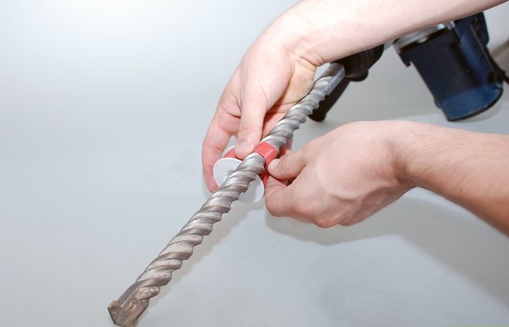 ограничение глубины сверления при помощи изоленты