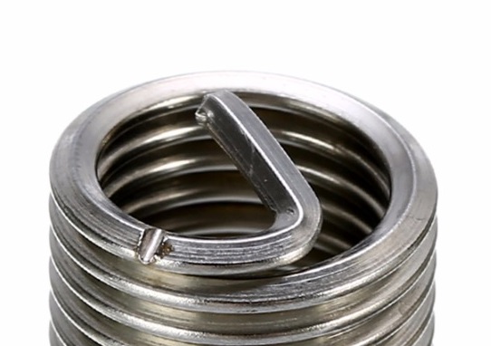 поводковый язычок резьбового ввертыша с запланированным местом облома