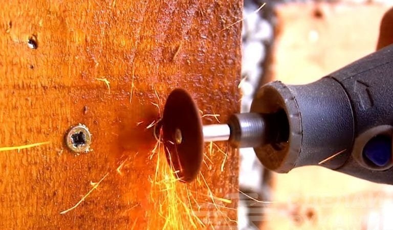 Таким же способом кстати выкручивают шурупы с поврежденными шляпками