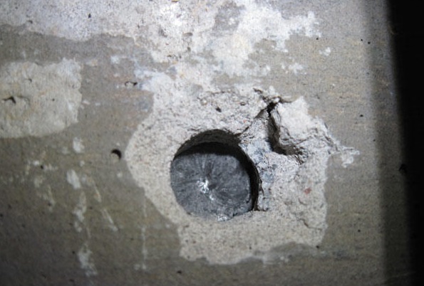 повреждение значительных объемов бетона при сверлении подрозетника