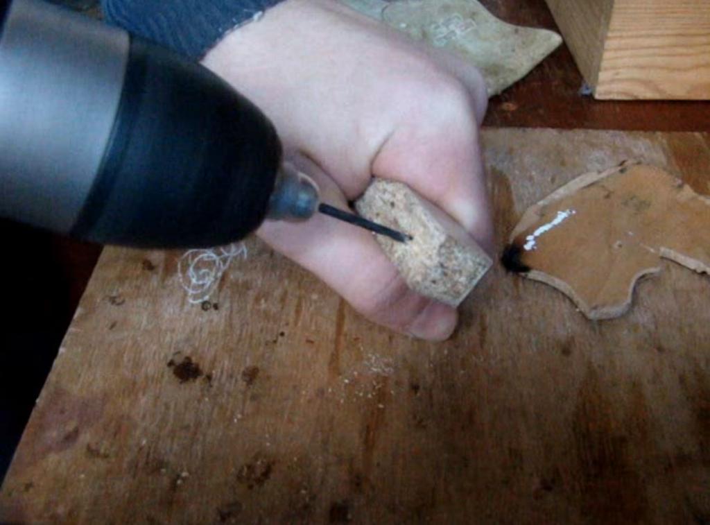 Цанговый патрон из винта установленный на электродрель в работе