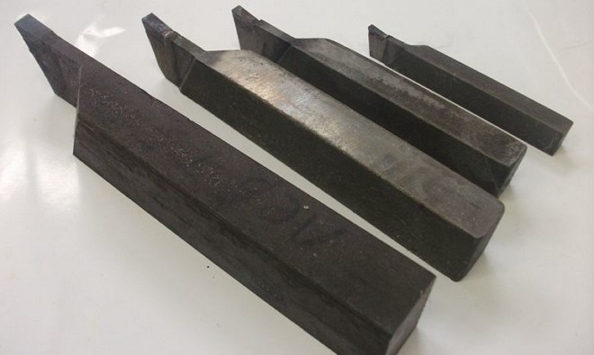 Отрезные токарные резцы