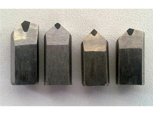 Фото 1 товара Вставка эльборовая РЭО-137.00.00 (8х7х5,5х18 мм, 47/47 град.)